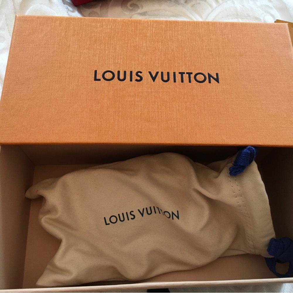 Louis Vuitton Authentic PilotGold Frame Brown Lens Sunglasses with Chain Temples - Picture 10 of 16